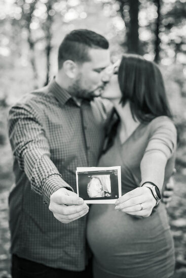těhotenský portrét, plzeň, tehotenství, veselá fotka, těhotenské focení v přírodě, mladý pár,miminko na ultrazvuku, lobezký park